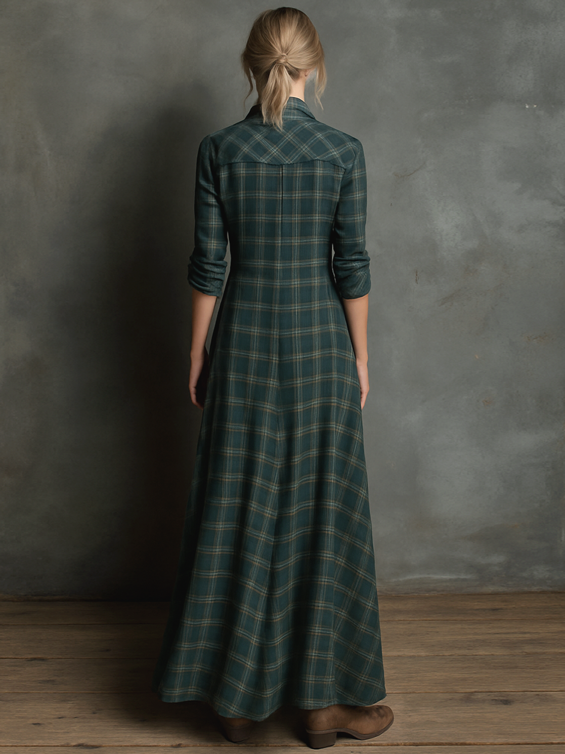 Elegant striped maxi dress with a refined collar